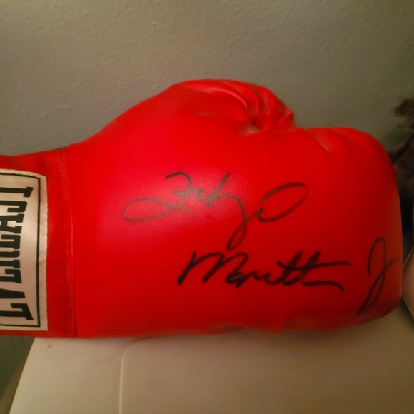 Floyd Mayweather Jr. Signed Boxing Glove - Picture 4 of 5
